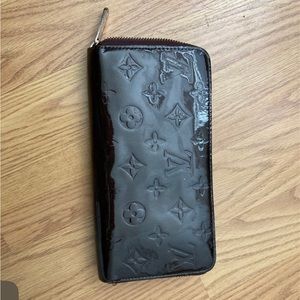 Louis Vuitton Black zip around verni wallet